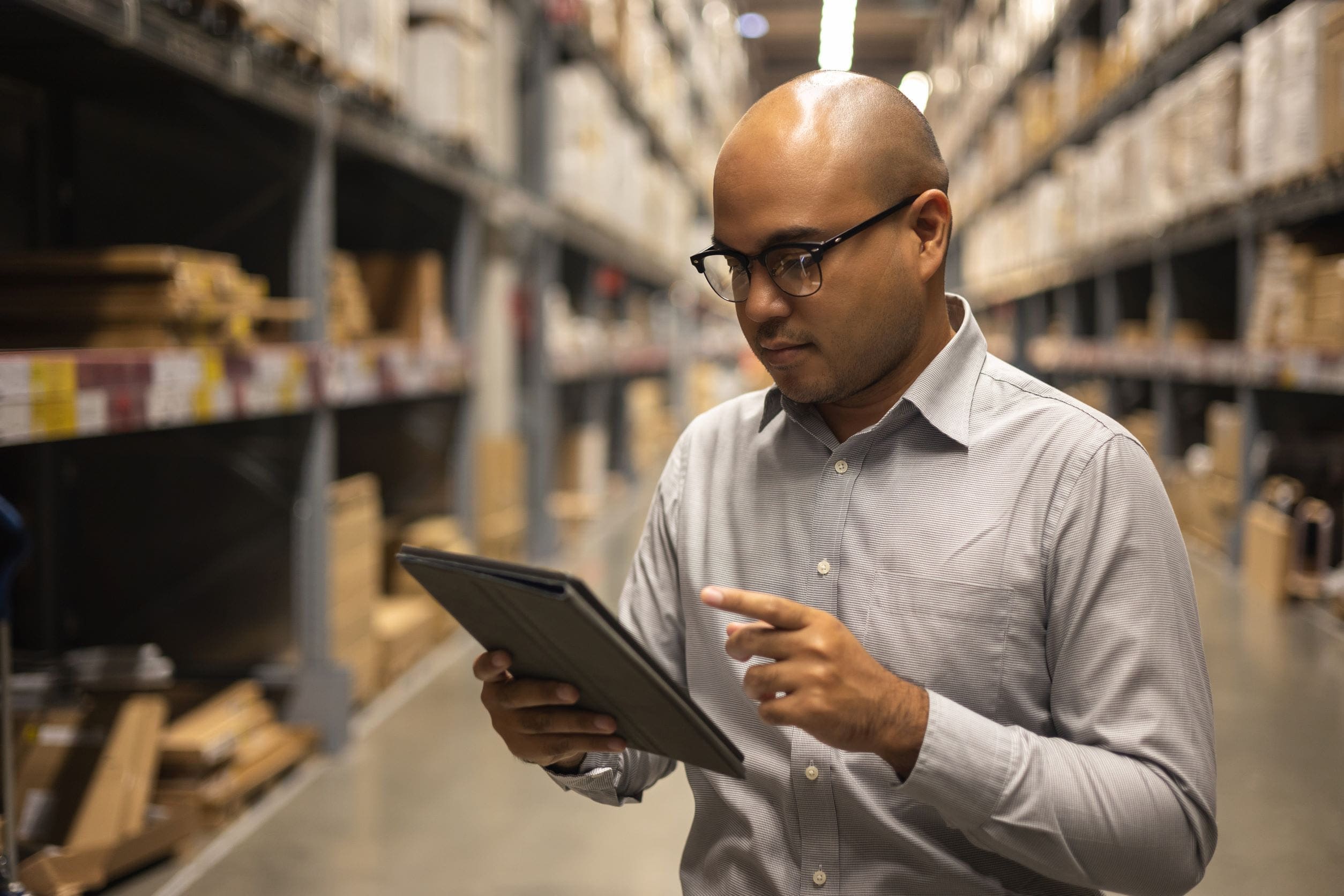 Employee using a digital solution to manage stocks